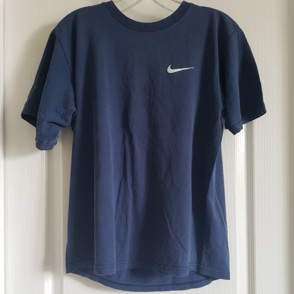 nike • embroidered logo t-shirt